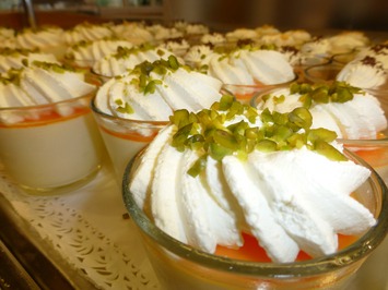 Produkte und Dienstleistungen Stiftung Bühl-Catering-Dessert im Glas mit Schlagrahm und Pistazien obendrauf