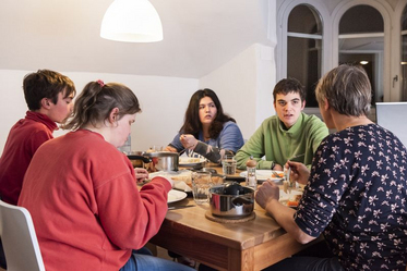 5 Personen am Abendessen - Stiftung Bühl