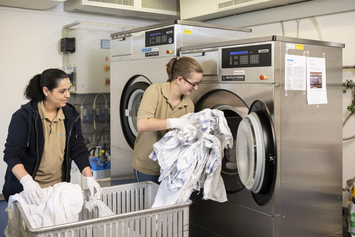 Facility Service - Stiftung Bühl - Wäsche in die Waschmaschine