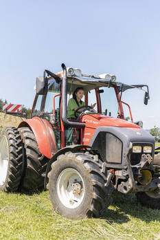 Bio-Landwirtschaft - Stiftung Bühl - Traktor fahren