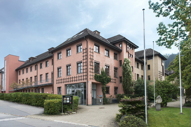 Stiftung Bühl Hauptsitz-Empfang-terracotta farbenes Gebäude