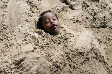 Stiftung Bühl - Spenden - Kind im Sand eingebuddelt