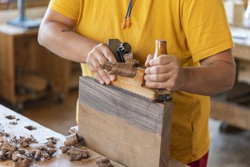 Schreinerei - Stiftung Bühl - Holz mit Hobel bearbeiten