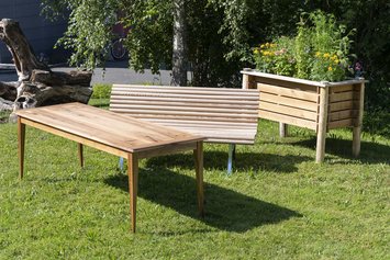 Produkte und Dienstleistungen Stiftung Bühl-Schreinerei-Rasen mit Holztisch Sitzbank Hochbeet