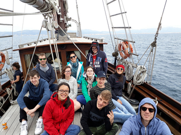 Gruppe von Jugendlichen auf Segelschiff - Stiftung Bühl
