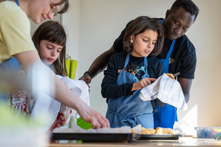 Heilpädagogische Schule - Kinder am Mittagessen