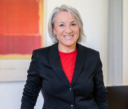 Brigitte Steimen-Direktorin Stiftung Bühl - lächelnd sitzend am Schreibtisch