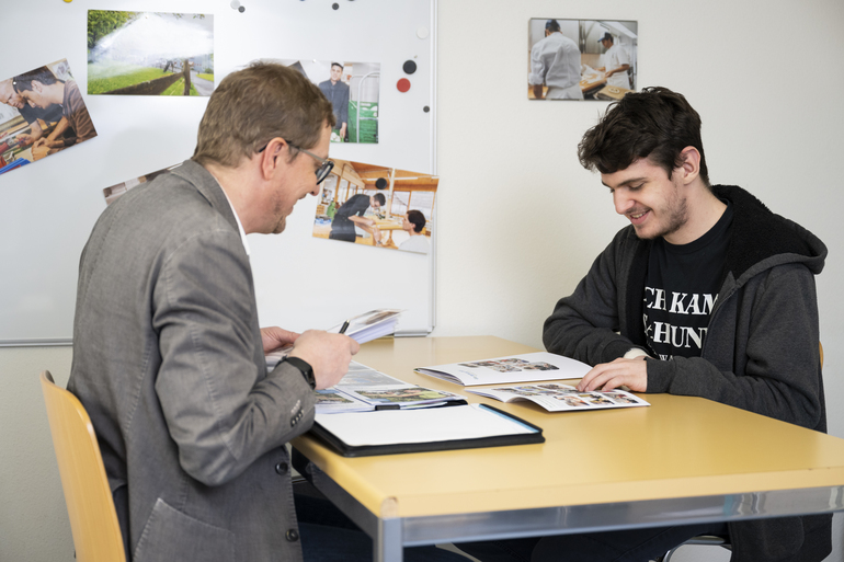 Jobs - Stiftung Bühl - Im Mitarbeitergespräch