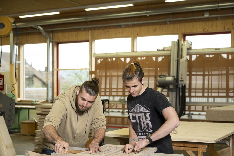 Schreinerei - Stiftung Bühl - Holzverarbeitung mit Maschine