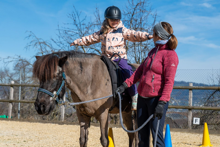 Heilpädagogische Reiten - Stiftung Bühl - Jugendlicher auf Pferd
