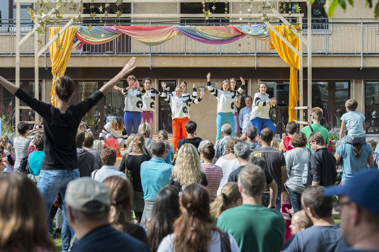 Stiftung Bühl - Spenden - Kids tanzen auf einer Bühne 