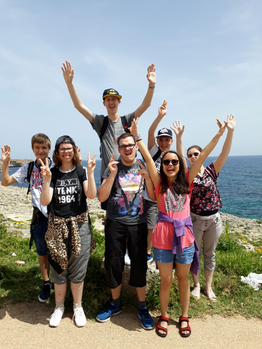 Gruppenfoto mit Meer im Hintergrund - Stiftung Bühl