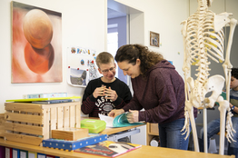 Heilpädagogische Schule - Unterricht Schüler mit Lehrerin