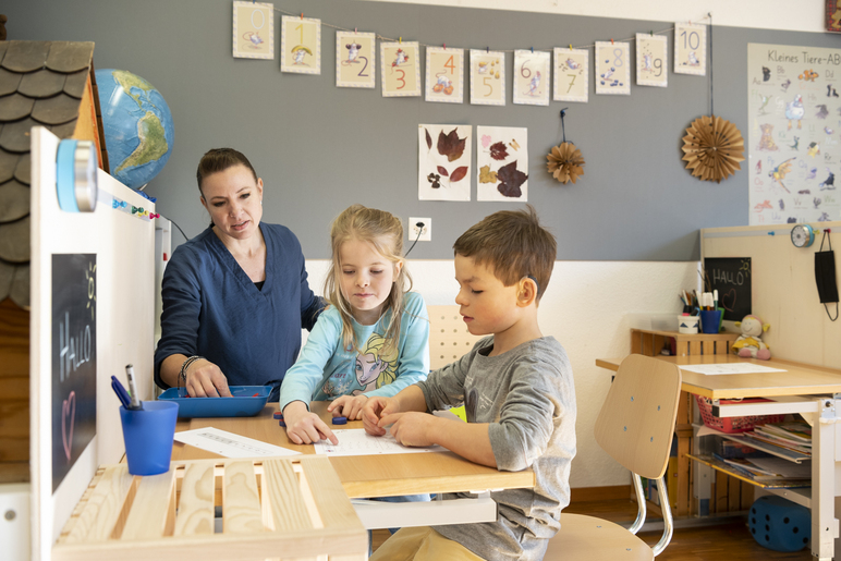 Heilpädagogische Schule - Kinder mit Lehrerin