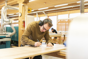 Schreinerei - Stiftung Bühl - Plan wird von Mitarbeiter erstellt