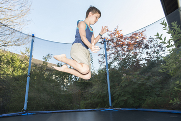 Therapeutische Wohnschulgruppe - Stiftung Bühl - Trampolin springen