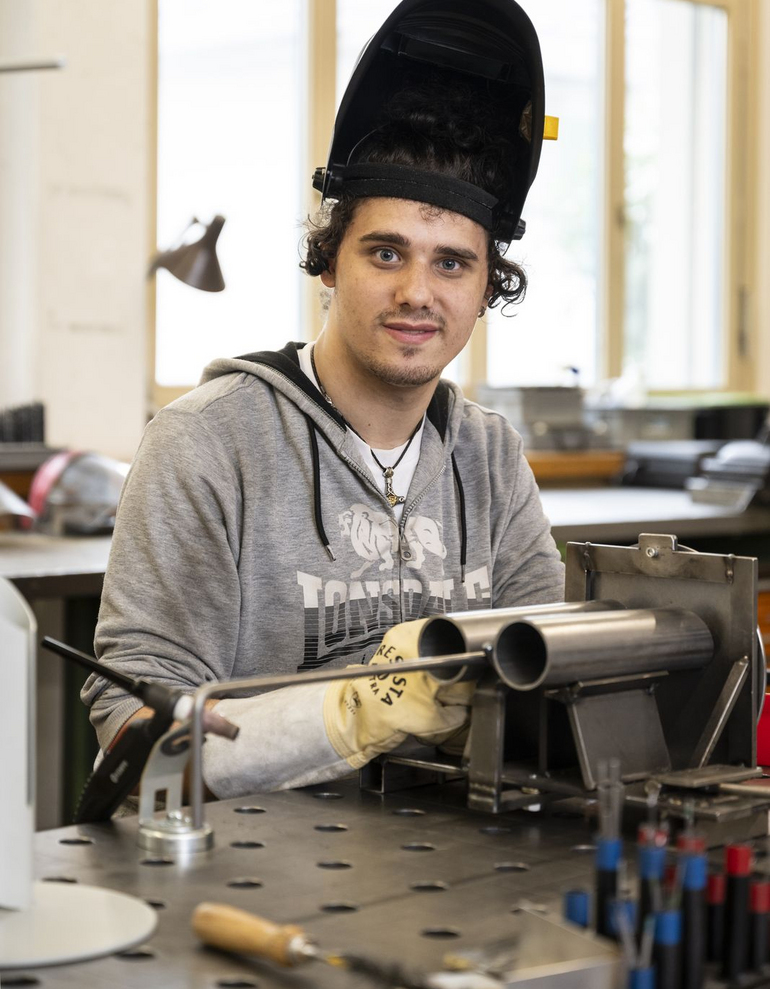 Metallwerkstatt - Stiftung Bühl - Auszubildender an einer Bohrmaschine