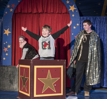 Kinder führen eine Zaubershow auf - Stiftung Bühl