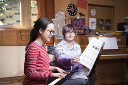 Spenden Stiftung Bühl-Danke-Mädchen mit Behinderung am Klavier