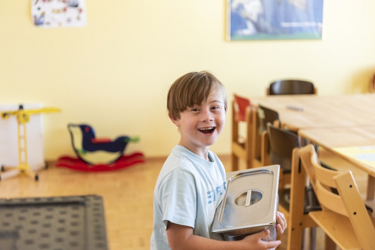 Kind am lachen - Stiftung Bühl