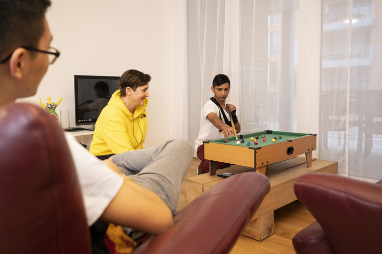 Freie Plätze Stiftung Bühl-Wohnen in einer Wohngruppe oder in einem sozialpädagogischen Zentrum-lachender Jugendlicher zeigt Puzzle Bild