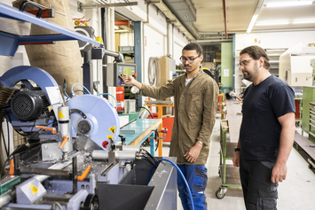 Metallwerkstatt - Stiftung Bühl - Auszubildender an der elektr. Säge