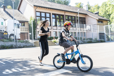 Heilpädagogische Schule - Kind am Fahrrad fahren