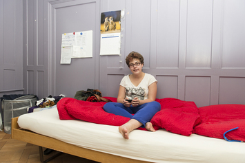 Kind sitzt auf Bett - Stiftung Bühl