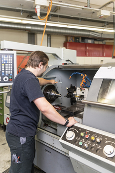 Metallwerkstatt - Stiftung Bühl - Arbeit mit Maschinen