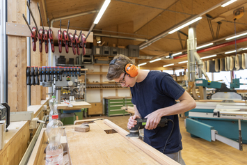 Tischlerei - Stiftung Bühl - Arbeiten an der Werkbank