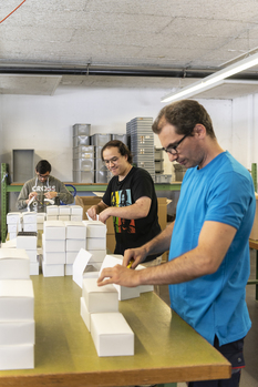 Produkte und Dienstleistungen Stiftung Bühl-Montage-zwei Mitarbeiter beim verpacken von weissen Kartons