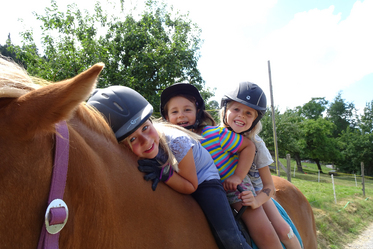 Heilpädagogische Reiten - Stiftung Bühl - Kinder auf Pferd