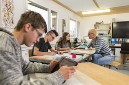 Information Veranstaltung Stiftung Bühl-junge Erwachsene beim lernen-Berufsschule