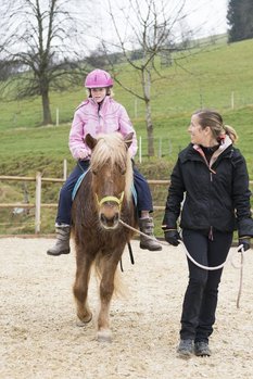 Heilpädagogische Reiten - Stiftung Bühl - Kind reitet Pferd