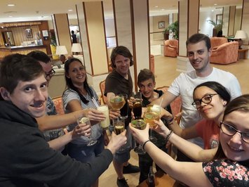 Gruppe stosst mit Getränken an - Stiftung Bühl