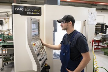 Metallwerkstatt - Stiftung Bühl- Lernender beim Einstellen der Fräsmaschine