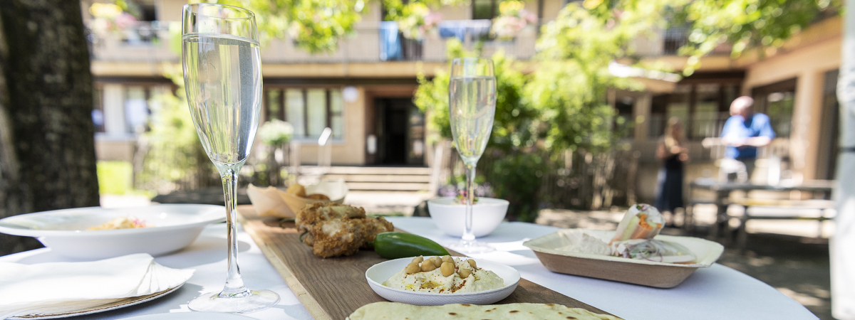 Tisch mit Essen im freien - Stiftung Bühl