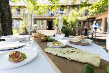 Tisch mit Essen im freien - Stiftung Bühl