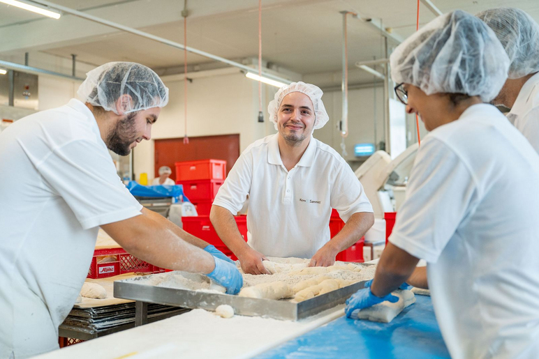 Lebensmittel im Handel einräumen - Stiftung Bühl