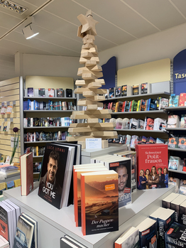 Produkte und Dienstleistungen Stiftung Bühl-Schreinerei-Holzweihnachtsbaum im Buchladen