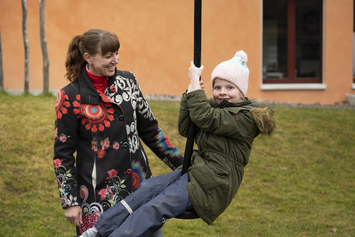 Kind am Spielplatz - Stiftung Bühl