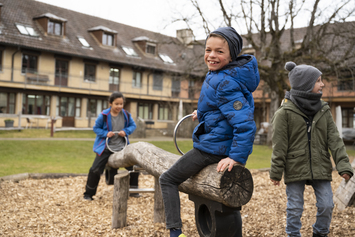 Heilpädagogische Schule - Kinder am schaukeln