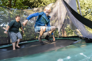 Wohnen - Stiftung Bühl - Trampolin springen