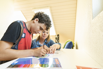 Wohnen - Stiftung Bühl - Kinder am malen